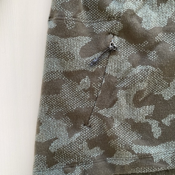 Lululemon 1/4 zip, fleece camouflage. size Large - Picture 3 of 5